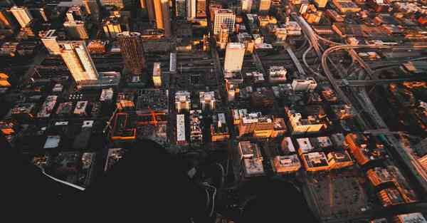 人工智能机器人和人谈恋爱