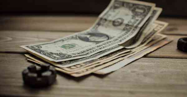 人工智能机器人和人谈恋爱