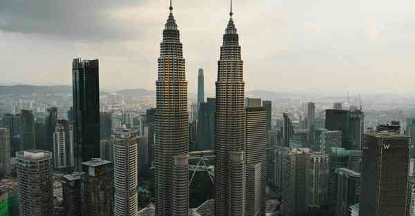 人工智能机器人和人谈恋爱